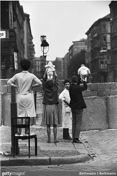 Mieszkańcy Berlina Zachodniego pokazujący dzieci swoim rodzicom mieszkającym po wschodniej stronie muru, 1961