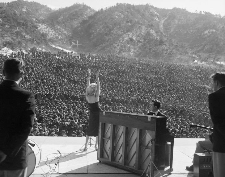 Marilyn Monroe śpiewająca żołnierzom w Korei, 1954