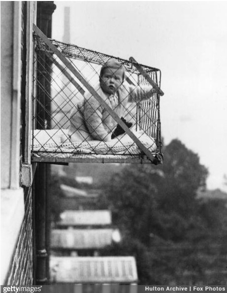 Druciana klatka mająca zapewnić dzieciom dostęp do świeżego powietrza i promieni słonecznych, 1934
