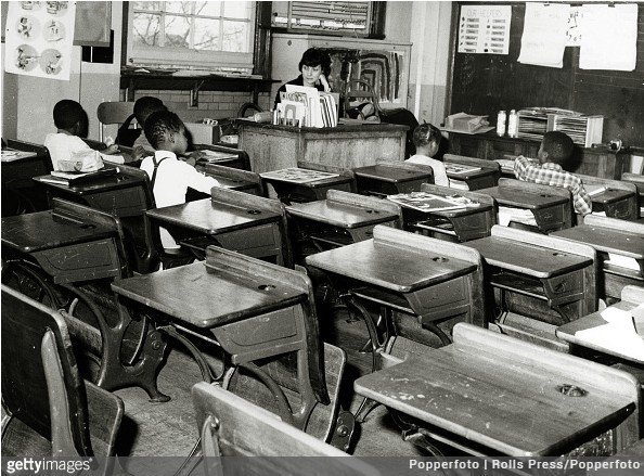 Niemalże pusta klasa po tym jak biali uczniowie odmówili pojawienia się w szkole, w której niedawno zniesiono segregację rasową, Nowy Jork, 1964