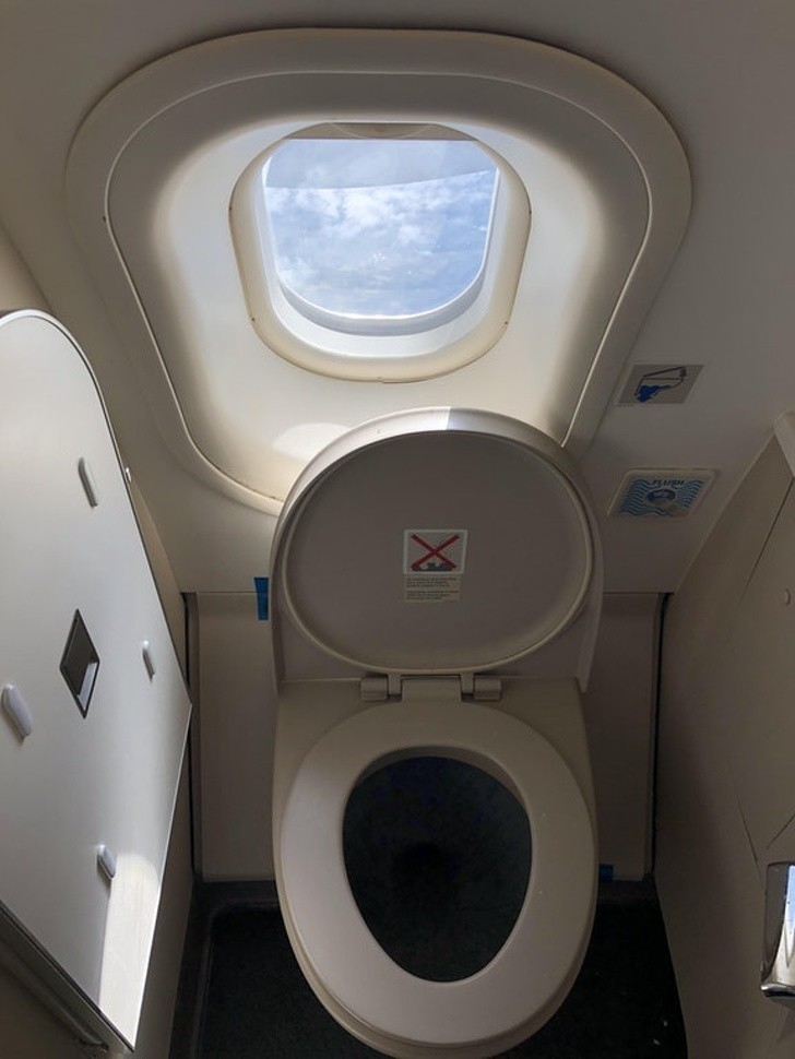 11. Okno w łazience samolotu, mające pomóc osobom z klaustrofobią