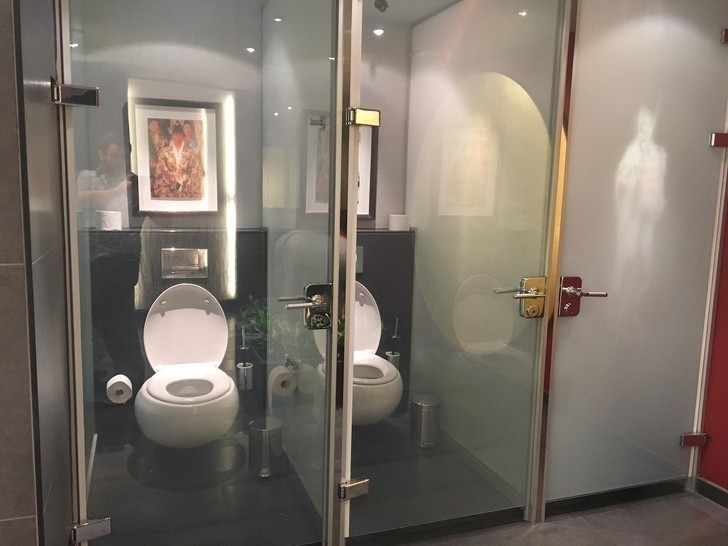 20. Te toalety posiadają przeźroczyste szyby które stają się matowe podczas korzystania