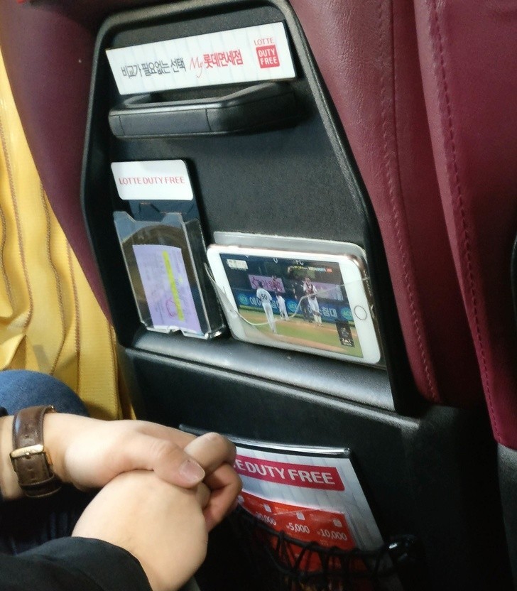 Przeźroczyste kieszonki w autobusach pozwalają na oglądanie filmów na telefonie podczas podróży.