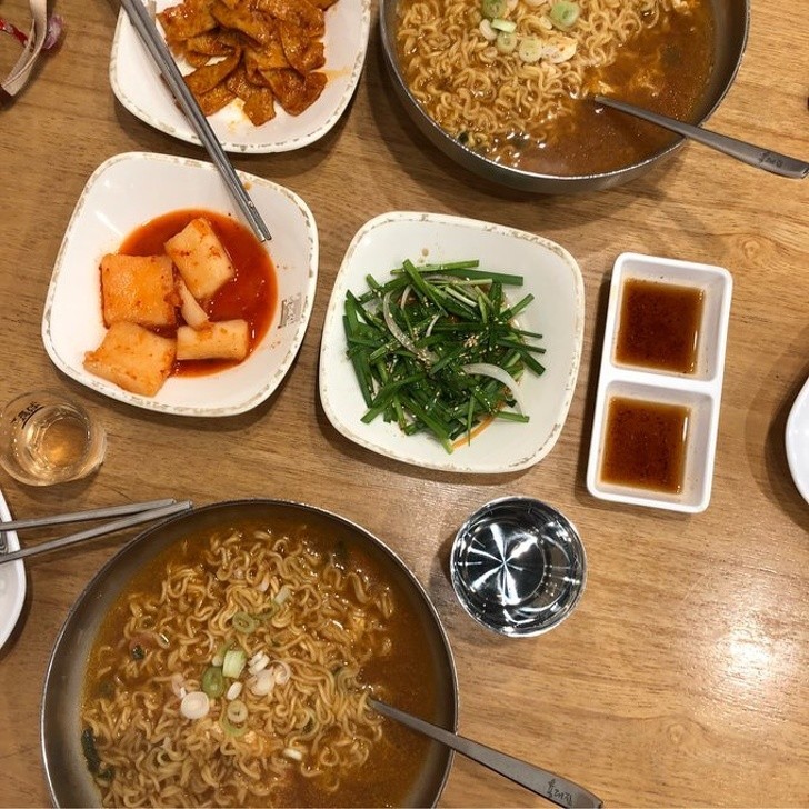 Obiady w Korei serwowane są na wielu talerzach dla zachowania estetyki i schludności.