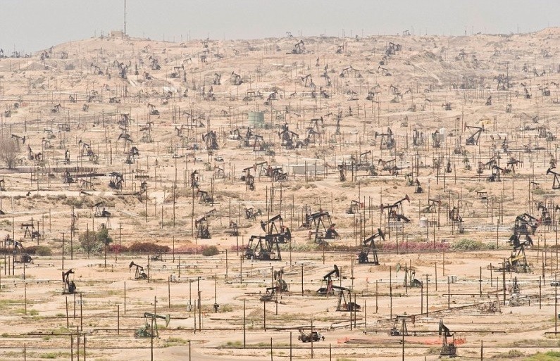 14. Pole naftowe w Kalifornii