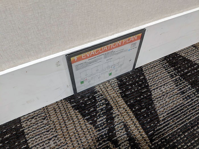 11. W tym hotelu tabliczki ewakuacyjne umieszczane są przy podłodze, aby można je było zobaczyć nawet gdy pomieszczenie wypełnia dym