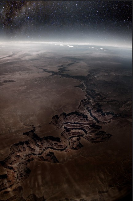 To zdjęcie Wielkiego Kanionu  zostało przerobione by wyglądało jakby wykonano je z kosmosu.