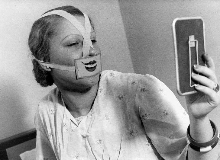 16. Kobieta nosząca specjalną maskę do walki z depresją, Budapeszt, 1937.