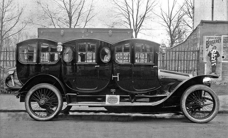 17. Jedna z pierwszych limuzyn, Francja, 1910.