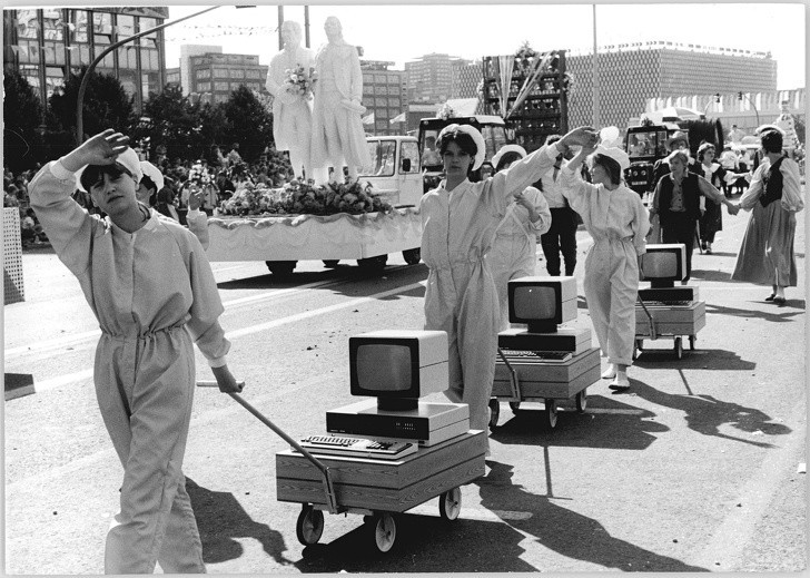 10. Komputery na paradzie, Wschodnie Niemcy, 1987.