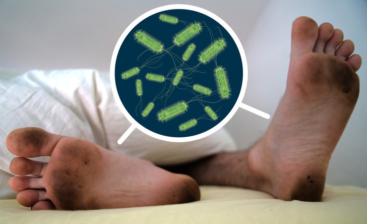 Siadanie na łóżku w odzieży zewnętrznej może powodować infekcje, wysypki, trądzik, a nawet przenieść do domu pchły.