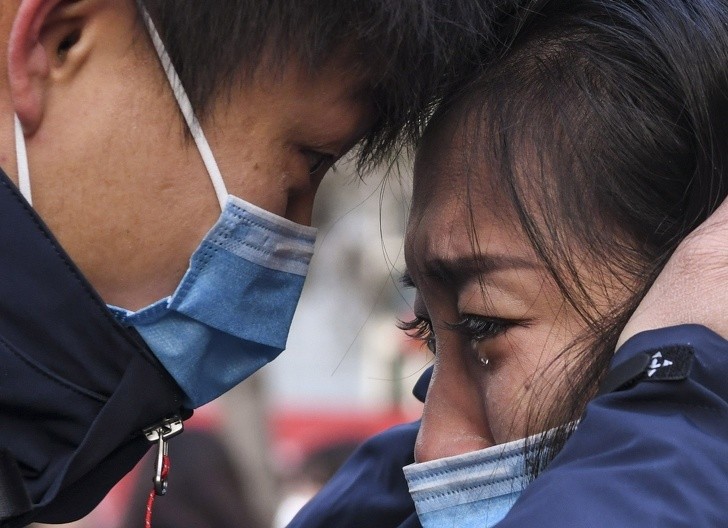 Członek zespołu medycznego żegna się z żoną przed wylotem do Wuhan by pomóc w walce z koronawirusem.