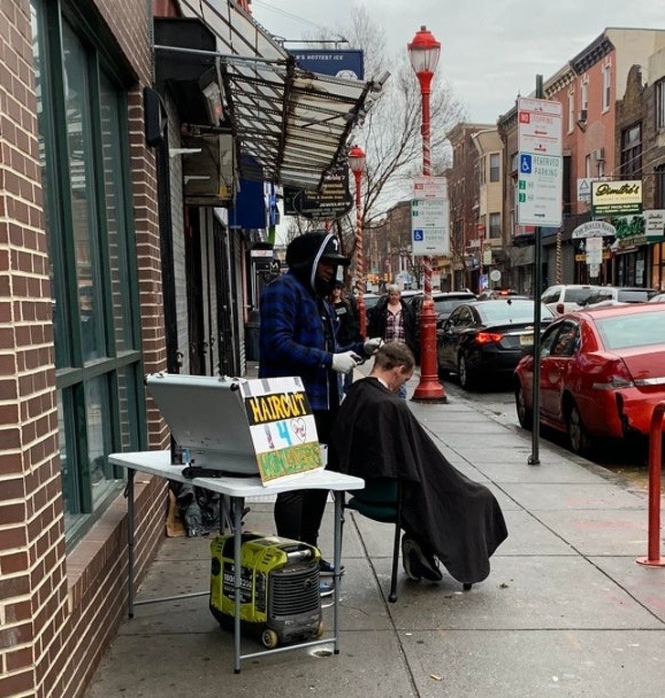 Ten fryzjer oferuje darmowe strzyżenie bezdomnym.