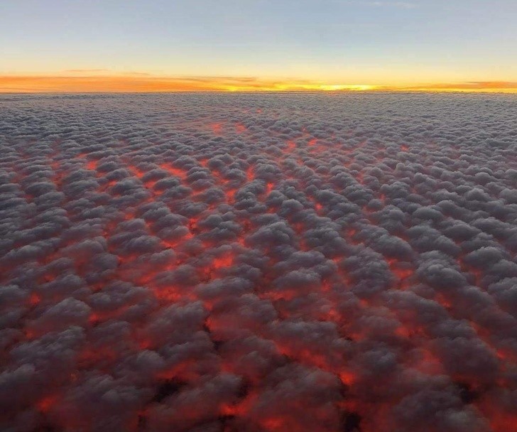 12. Zachód słońca ponad chmurami przypomina lawę na niebie
