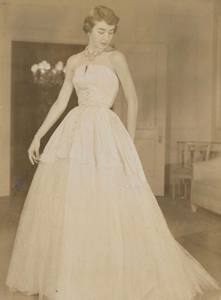 "Moja babcia jako modelka, prezentująca suknię ślubną od Christiana Diora, lata 40."