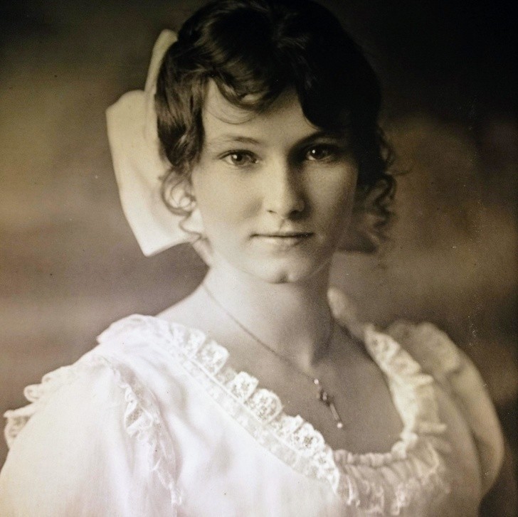 "To moja babcia Hazel w 1916 roku"