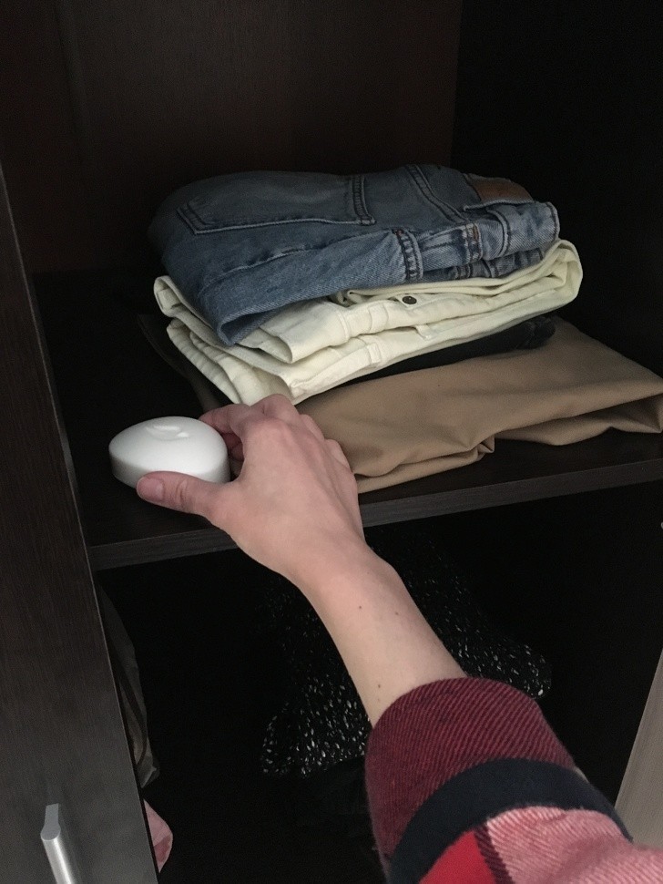 6. Włóż kostkę mydła do szafy aby zapewnić świeży zapach ubrań.