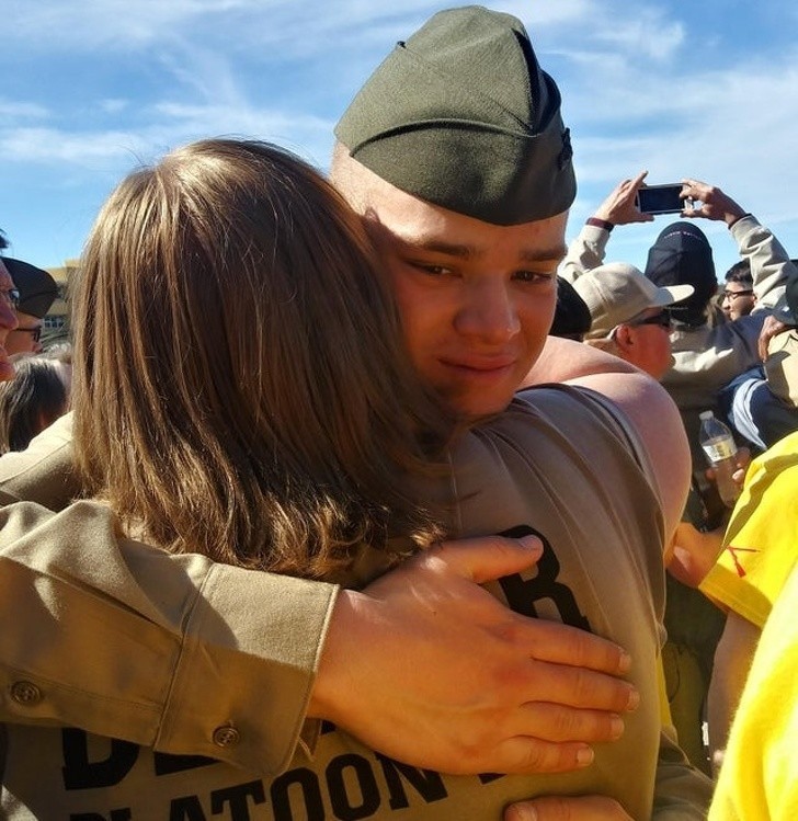 "Mój młodszy brat przytulający naszą mamę po ukończeniu szkoły wojskowej."