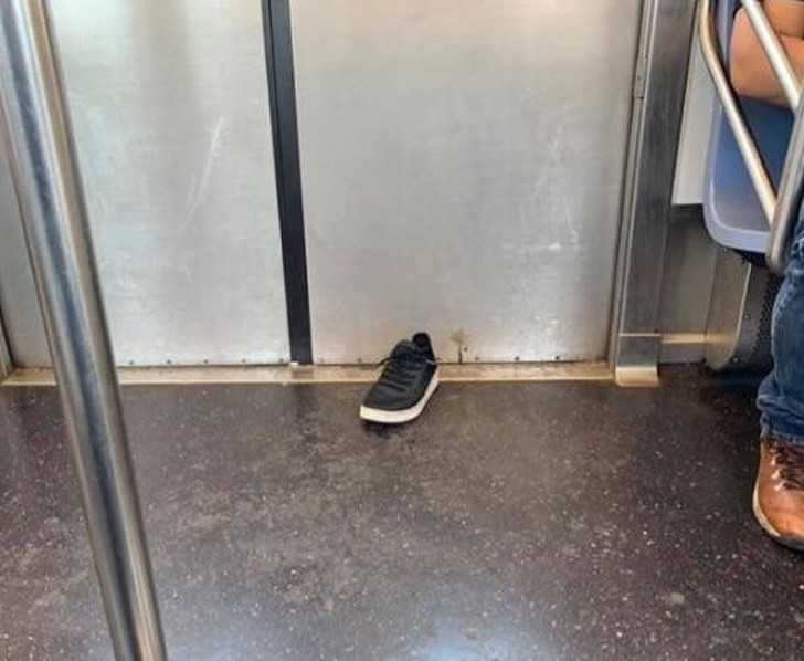 4. Facet zgubił buta w momencie gdy drzwi metra zamknęły się.