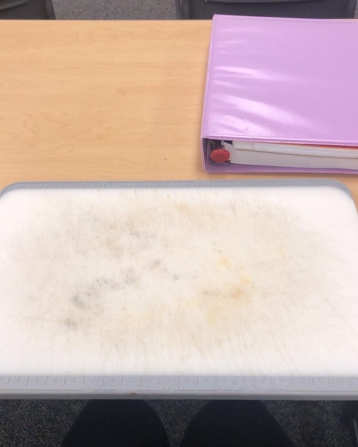 10. "Poszedłem na zajęcia z przeświadczeniem, że zabrałem laptopa z blatu w kuchni."