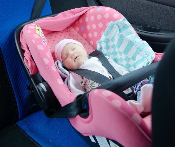 6. Zabieraj dziecko do samochodu, by pomóc mu zasnąć.