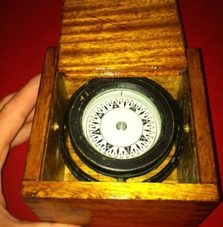"Mój dziadek podarował ten kompas mojemu tacie w czasach szkolnych. Tata używał go podczas żeglowania. Niedawno, przekazał go mnie, abym znalazł swój kierunek w życiu."