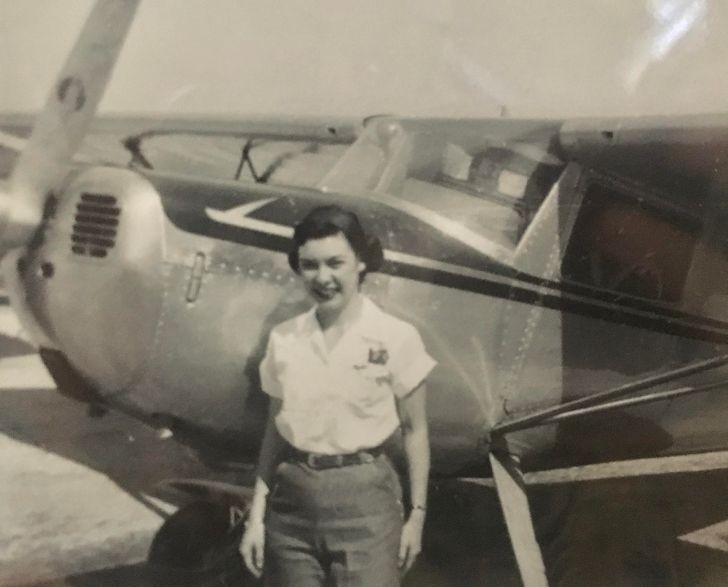 "Moja babcia po otrzymaniu licencji pilota w 1949 lub 1950 - miała tu około 19 lat."