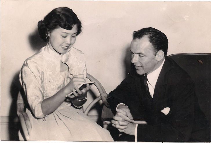"Moja 17-letnia babcia przeprowadzająca wywiad z Frankiem Sinatrą dla gazetki szkolnej, 1952"