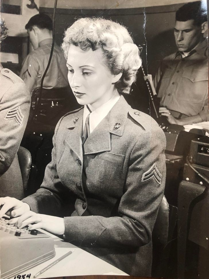 "Moja cudowna babcia Lola w wojsku, 1954"