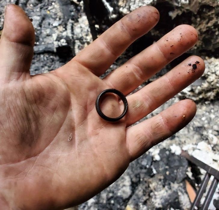 "Znalazłem moją ślubną obrączkę po tym jak spłonął mój dom."