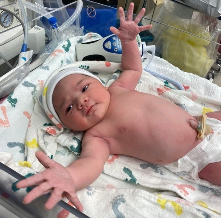 "10 minut po narodzinach, Florence jest gotowa przywitać się z światem."