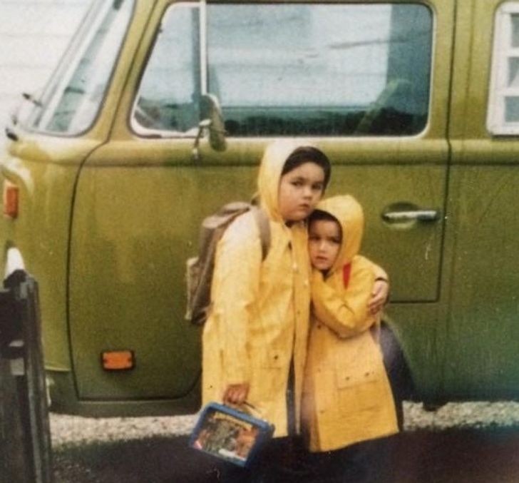 "To ja, przerażona i trzymająca się mojego starszego brata podczas pierwszego dnia przedszkola (1986)"
