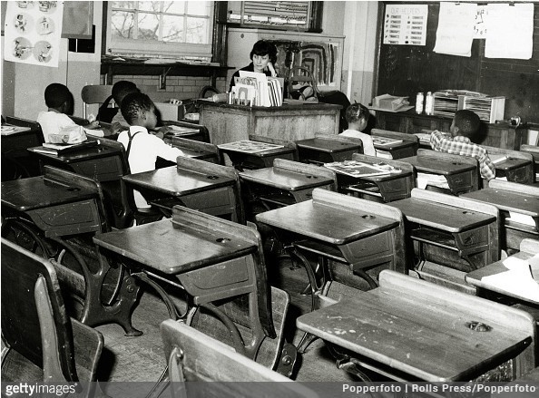 10. Niemalże pusta klasa po tym jak biali uczniowie odmówili pojawienia się w szkole, w której niedawno zniesiono segregację rasową, Nowy Jork, 1964