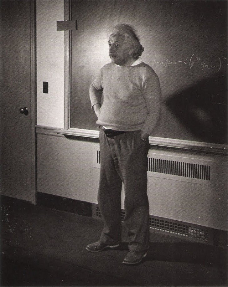 1. Albert Einstein w swoim gabinecie w Princeton, New Jersey, w Stanach Zjednoczonych, 1940
