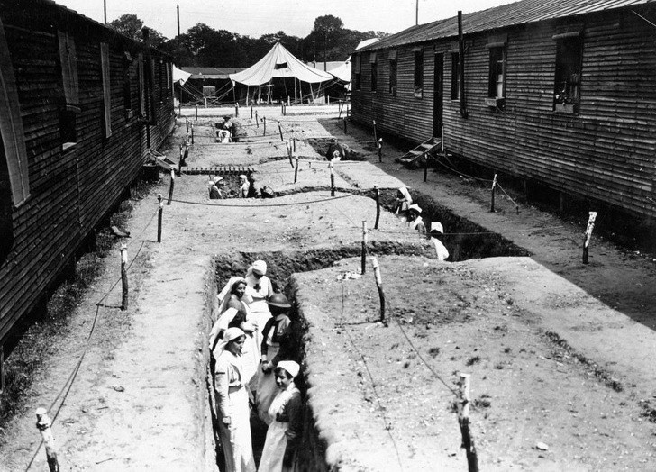 11. Pielęgniarki w okopach między oddziałami szpitala, Francja, 1918