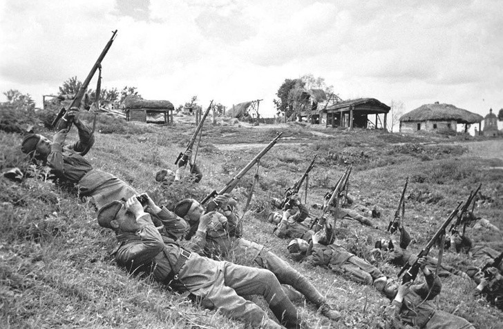 17. Sowieccy żołnierze ostrzeliwujący wrogie samoloty, 1943