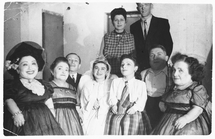 19. Rodzina Ovitz, 1950. To jedyna pełna rodzina, której udało się przetrwać eksperymenty doktora Mengele w Auschwitz.