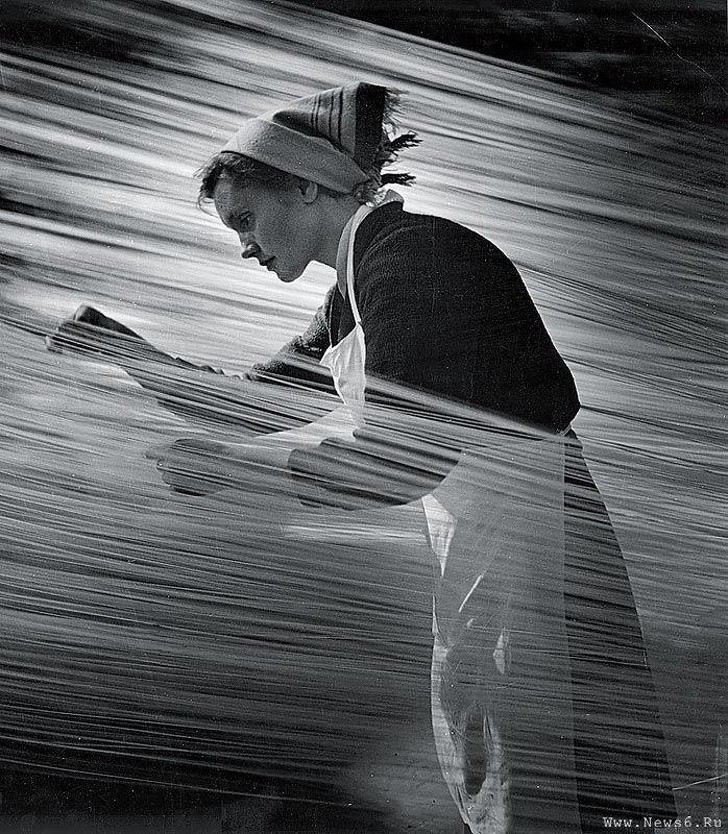 21. Młoda kobieta pracująca w fabryce tekstyliów, Rosja, 1960
