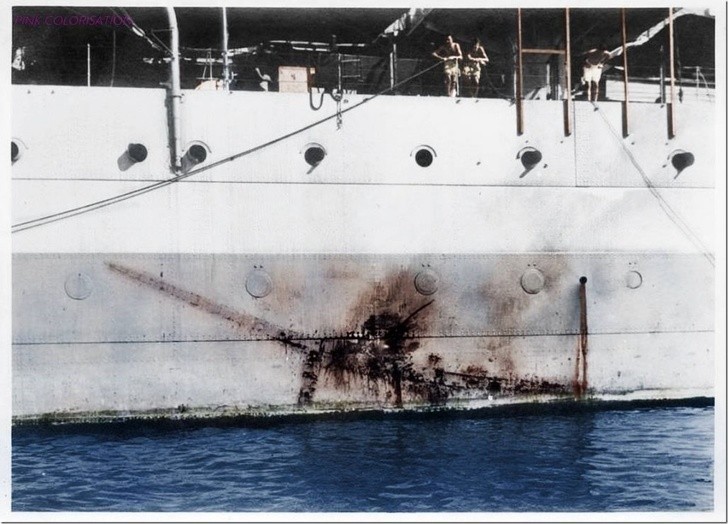 5. Odcisk pozostawiony przez samolot kamikaze na burcie okrętu H.M.S Sussex, 1945