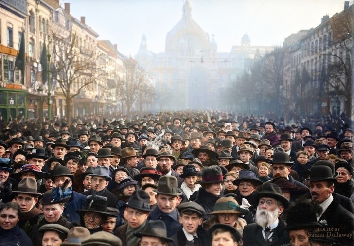 6. 100 lat temu: Ulica w Antwerp w Belgii, na której zgromadzili się mieszkańcy świętujący koniec I wojny światowej, kilka godzin po kapitulacji Niemiec.