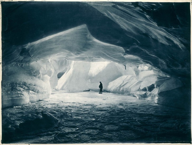 9. Jaskinia u podnóża lodowca, wyrzeźbiona przez fale morskie, Commonwealth Bay, 1911-1914