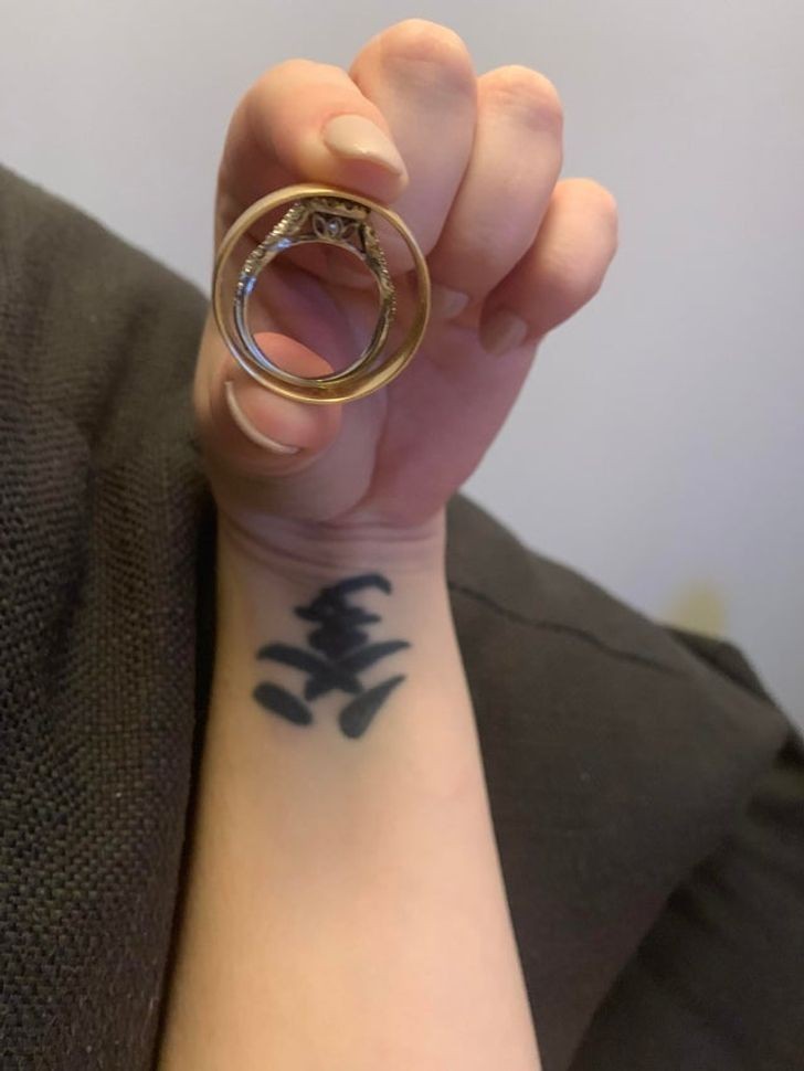 "Różnica w rozmiarze obrączki mojego męża i mojego pierścionka"