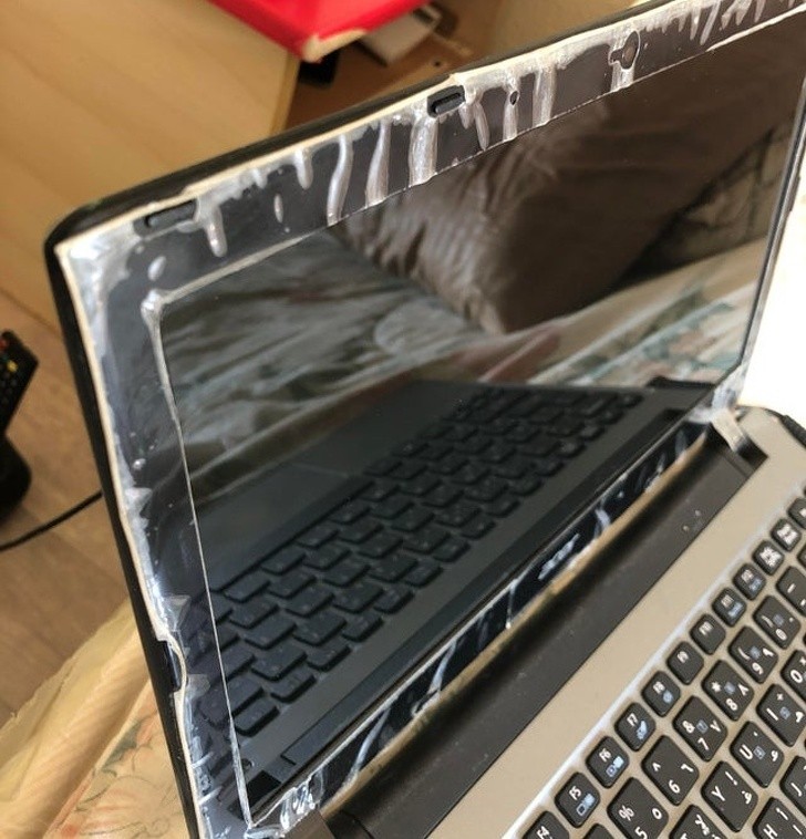 17. "Mój ojciec ma tego laptopa od 4 lat i wciąż odmawia zdjęcia folii ochronnej."