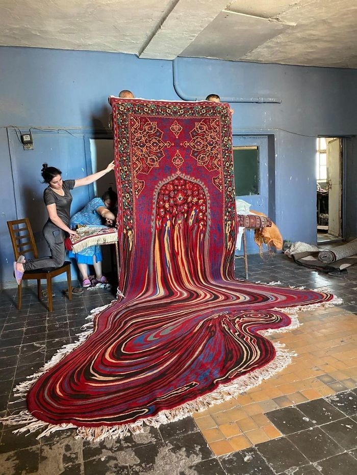 Według wywiadu udzielonego The Guardian, artysta uważa dywany za "coś bardzo stabilnego."