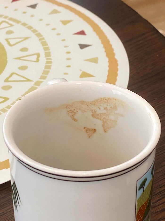 "Plama po kawie na moim kubku przypomina trochę mapę świata."