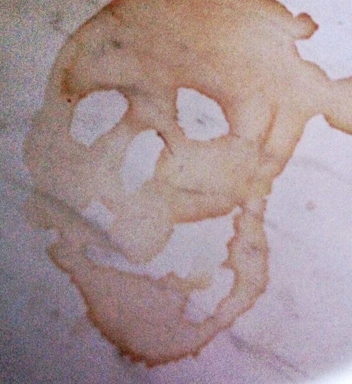 "Plama po kawie w kształcie czaszki"