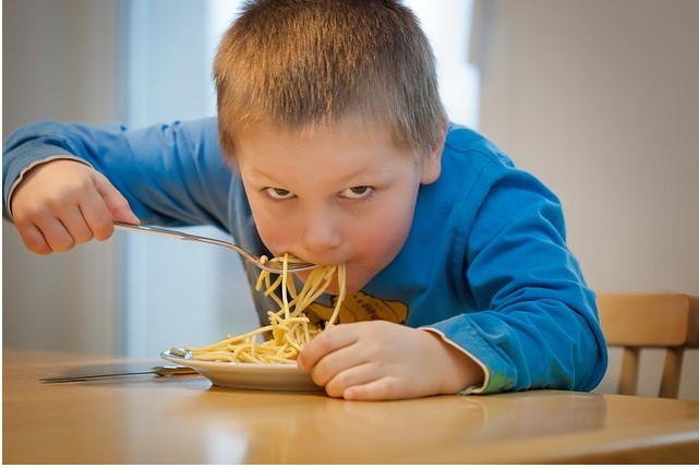 8. Zmuszanie dzieci do kończenia posiłku