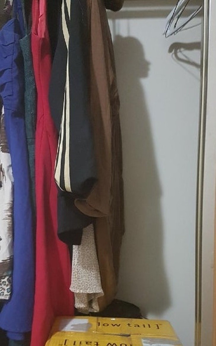 11. "Cień w mojej szafie. Dopiero po chwili zorientowałam się, że to tylko ubrania."