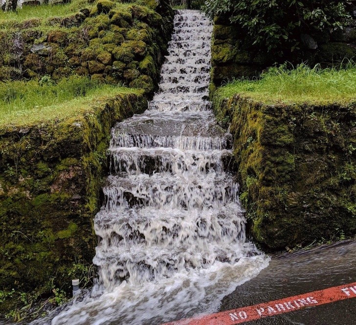 3. Ulewy zmieniły te schody w wodospad.