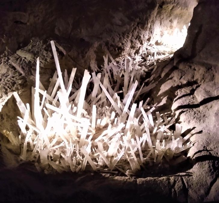 Kryształy wewnątrz jaskini
